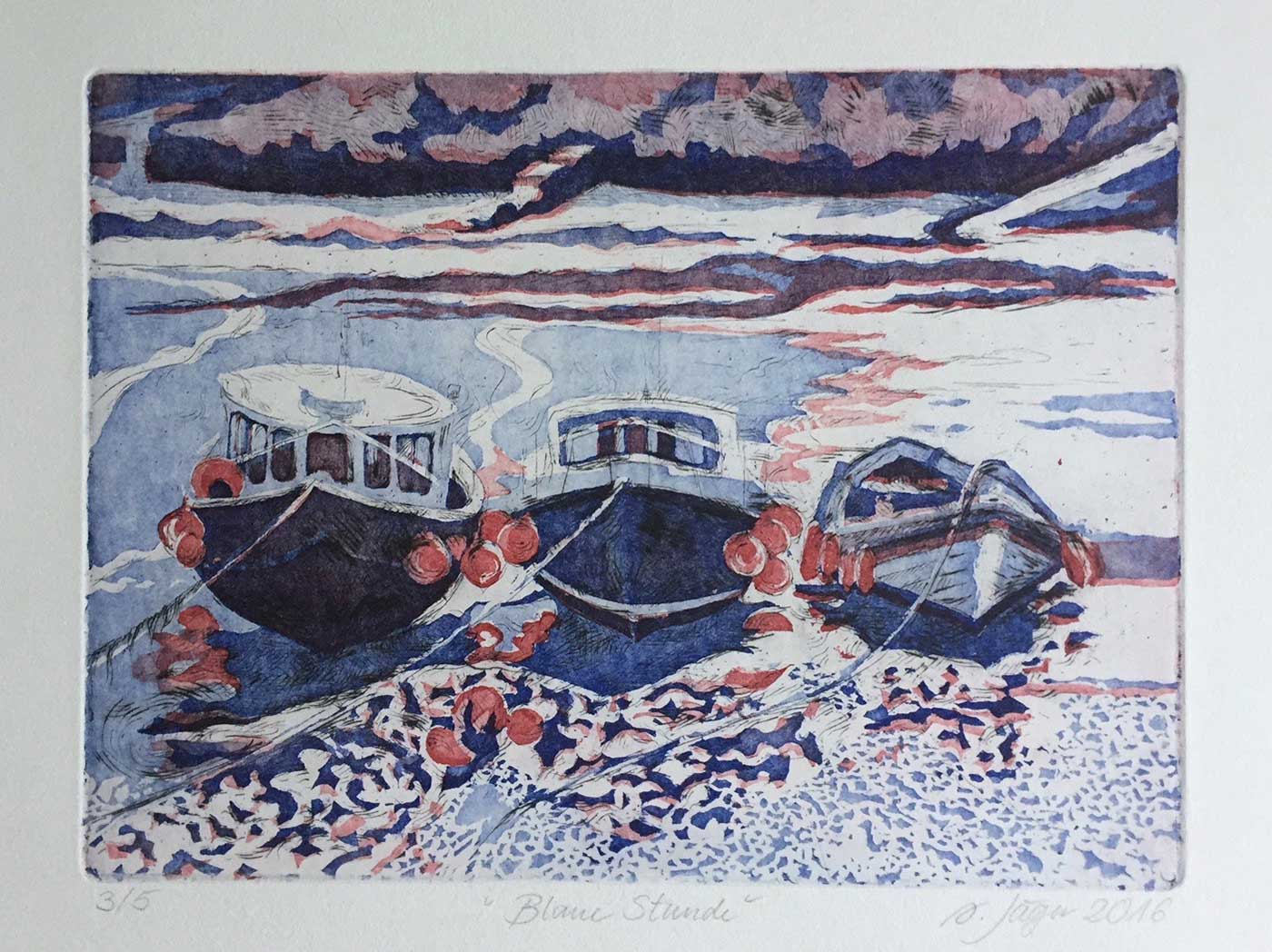 Drei Fischerboote am Strand